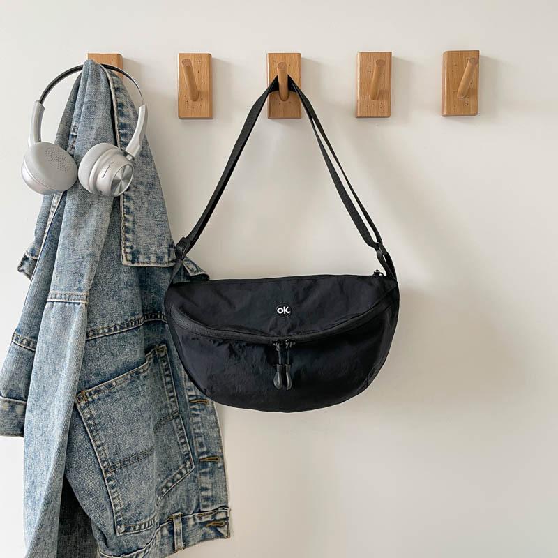 Commuter solid color new versatile dumpling bag female simple fashion college student class going out casual messenger bag чёрный
Commuter solid color new versatile dumpling bag female simple fashion college student class going out casual messenger bag чёрный