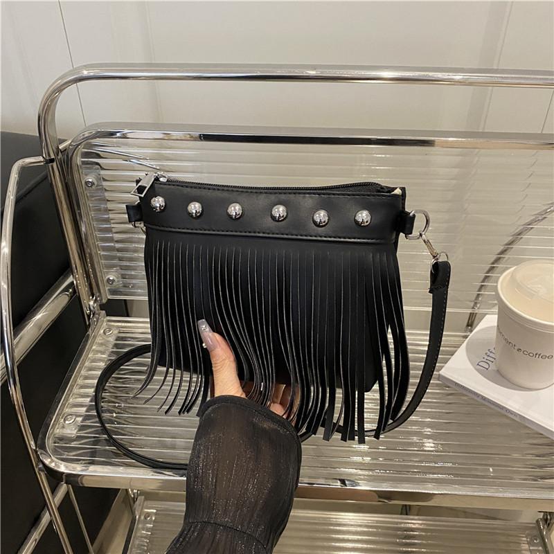 Летняя новая матовая универсальная ретро сумка через плечо женская с бахромой трендовая для поездок на работу, для шопинга, для выхода в свет, модная сумка-мессенджер чёрный
