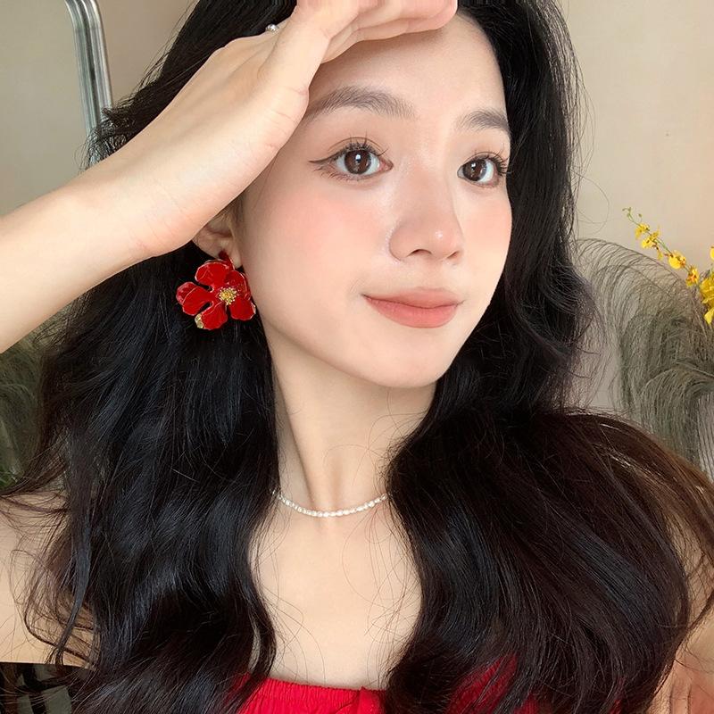 Dripping flower earrings are fashionable, sweet, small and fresh stud earrings, simple temperament, high-end and versatile earrings.
Dripping flower earrings are fashionable, sweet, small and fresh stud earrings, simple temperament, high-end and versatile earrings.