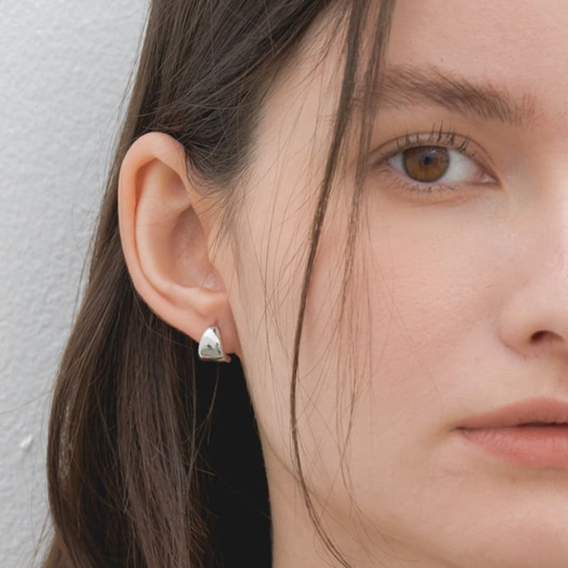 halden simple curved earrings (E021_silver) silver
halden simple curved earrings (E021_silver) silver