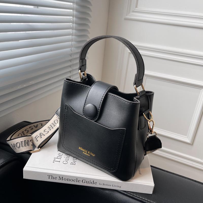 Сумка женская 2024 новая модная высококачественная модная нишевая дизайнерская сумка-мессенджер с широким диапазоном, ретро-переносная сумка-ведро чёрный
