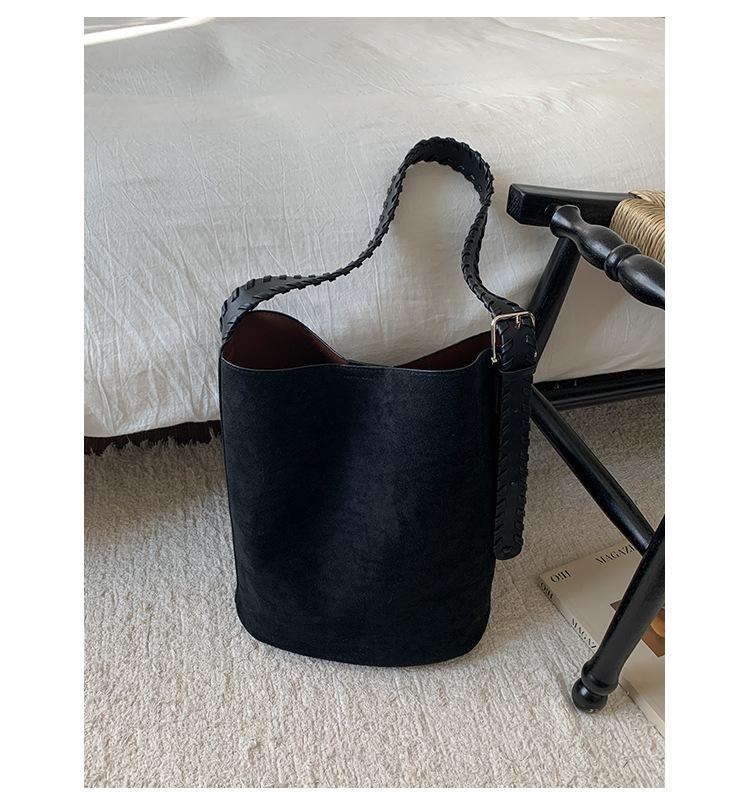 2025 new retro suede fashion bucket bag casual commuter tote mother bag large capacity shoulder messenger bag чорний
2025 new retro suede fashion bucket bag casual commuter tote mother bag large capacity shoulder messenger bag чорний