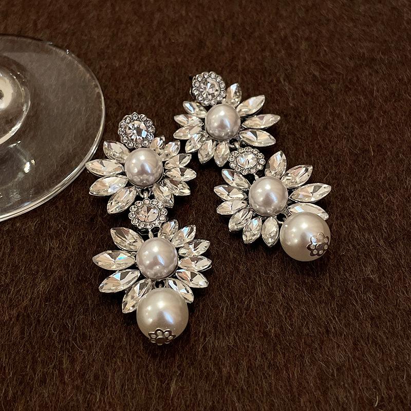 Diamond-encrusted flower pearl ribbon necklace European and American exaggerated design sense collarbone chain retro niche temperament jewelry
Diamond-encrusted flower pearl ribbon necklace European and American exaggerated design sense collarbone chain retro niche temperament jewelry