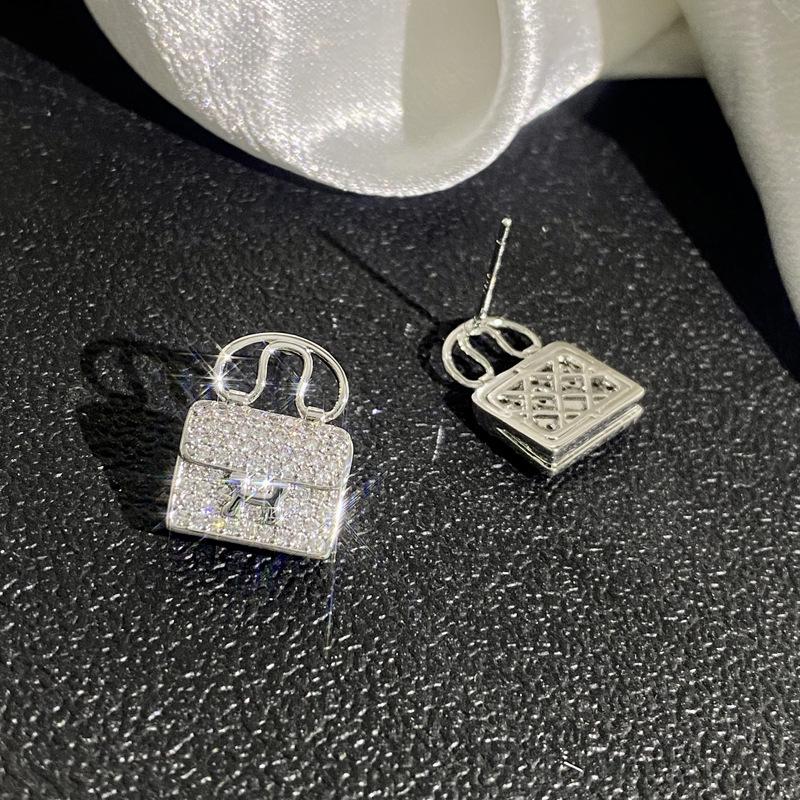 Elegant Korean Style Mini Hoop Earrings with Full Diamonds for Women - Simple, Versatile, and Fashionable
Elegant Korean Style Mini Hoop Earrings with Full Diamonds for Women - Simple, Versatile, and Fashionable