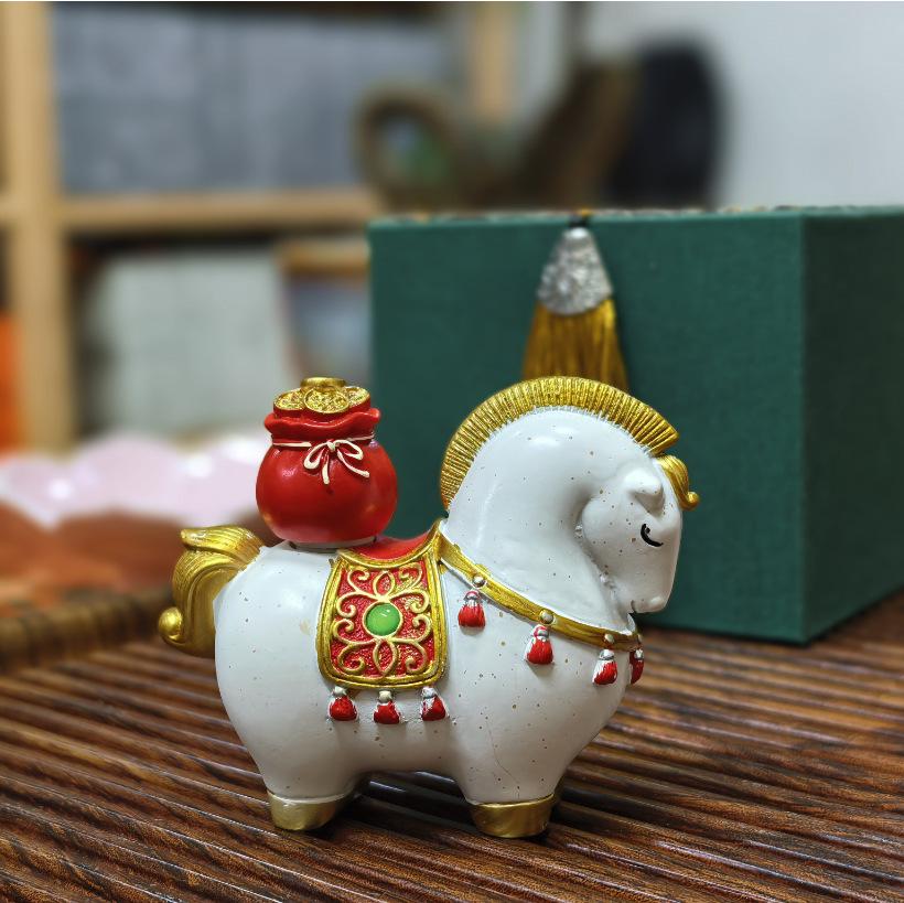 Chinese New Year Wealth & Fortune Gift Set: Year of the Horse Gold Painting with White Horse Decor 8cm x 5cm x 7cm
Chinese New Year Wealth & Fortune Gift Set: Year of the Horse Gold Painting with White Horse Decor 8cm x 5cm x 7cm