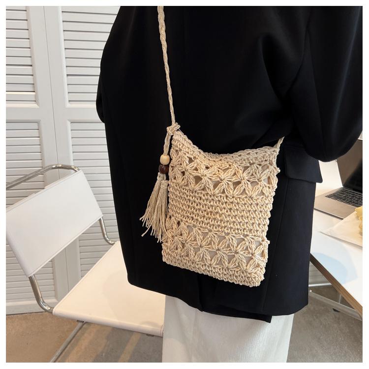 2025 new mobile phone bag hollow straw women s bag versatile fringed vacation beach woven shoulder satchel
2025 new mobile phone bag hollow straw women s bag versatile fringed vacation beach woven shoulder satchel