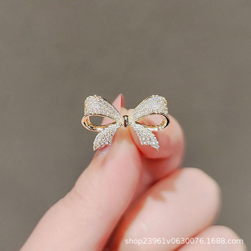 Bow anti-light brooch Female high-end temperament neckline fixed clothes pin buckle brooch sweater trinkets
Bow anti-light brooch Female high-end temperament neckline fixed clothes pin buckle brooch sweater trinkets