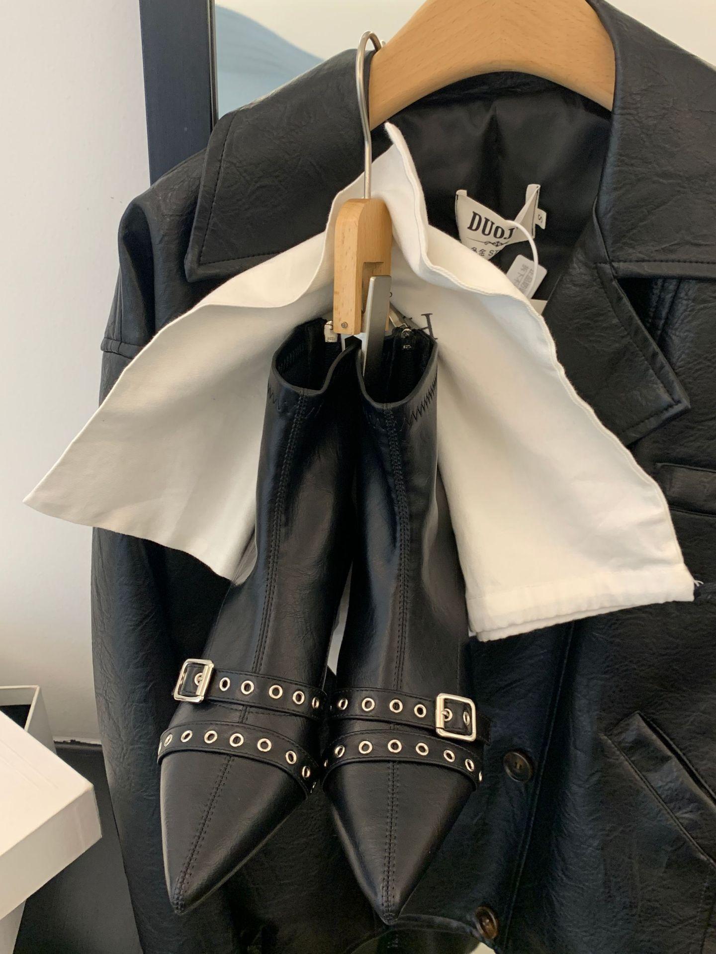 2025 autumn and winter new French retro belt buckle pointed short boots thick heel thin boots British Martin boots women 39
2025 autumn and winter new French retro belt buckle pointed short boots thick heel thin boots British Martin boots women 39