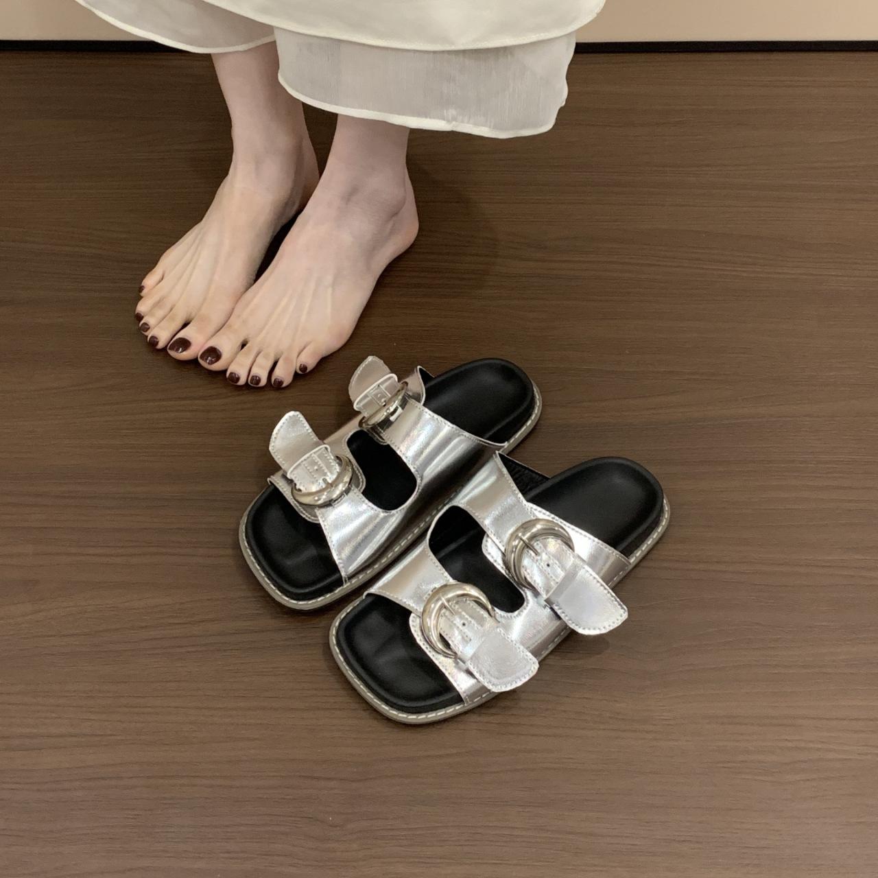 Niche belt buckle thick-soled one-word slippers for women s summer wear 2025 new retro casual versatile beach cool slippers 40 серебряный
Niche belt buckle thick-soled one-word slippers for women s summer wear 2025 new retro casual versatile beach cool slippers 40 серебряный