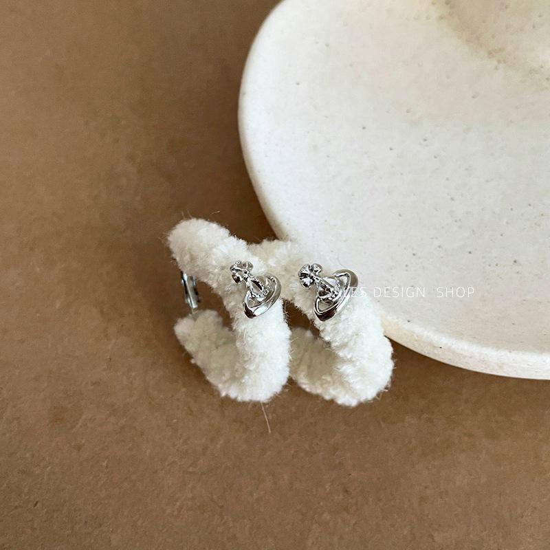 Autumn/Winter Plush C-Shape Earrings: Elegant Silver Needle Hoops, Light Luxury, High-End Design for Women
Autumn/Winter Plush C-Shape Earrings: Elegant Silver Needle Hoops, Light Luxury, High-End Design for Women