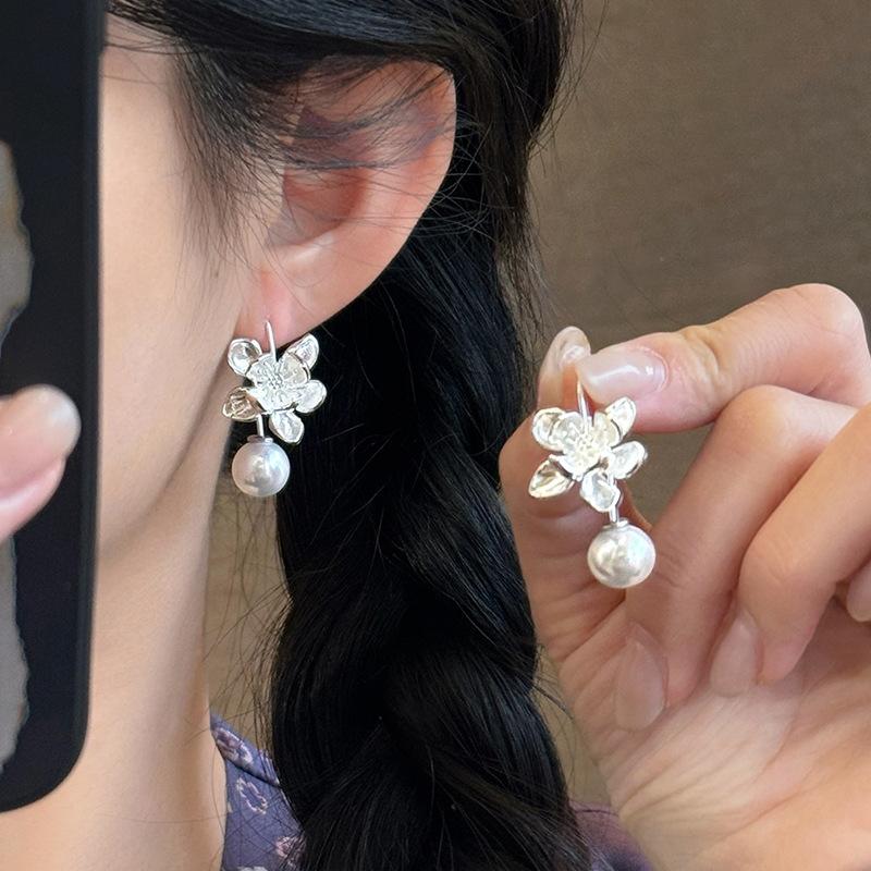 Простые серебряные серьги-пусеты с жемчугом в виде лотоса, модные, изысканные, в стиле легкой роскоши, с ушным крючком, для женщин с индивидуальным темпераментом, с высоким чувством стиля
Простые серебряные серьги-пусеты с жемчугом в виде лотоса, модные, изысканные, в стиле легкой роскоши, с ушным крючком, для женщин с индивидуальным темпераментом, с высоким чувством стиля