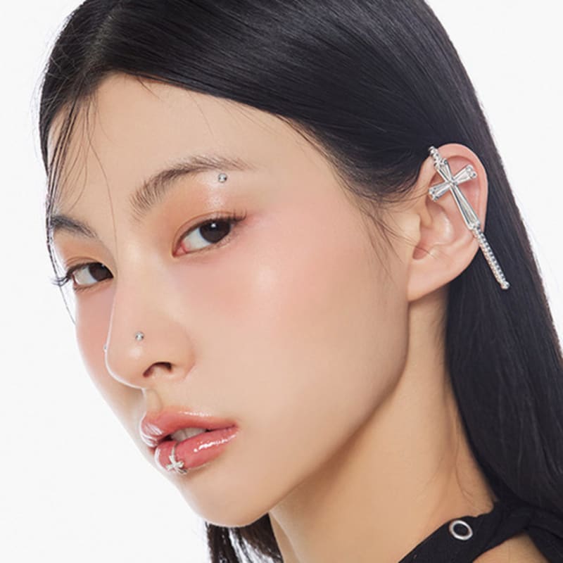 NIMBUS SHINE CROSS CLIP EAR CUFF Silver
NIMBUS SHINE CROSS CLIP EAR CUFF Silver