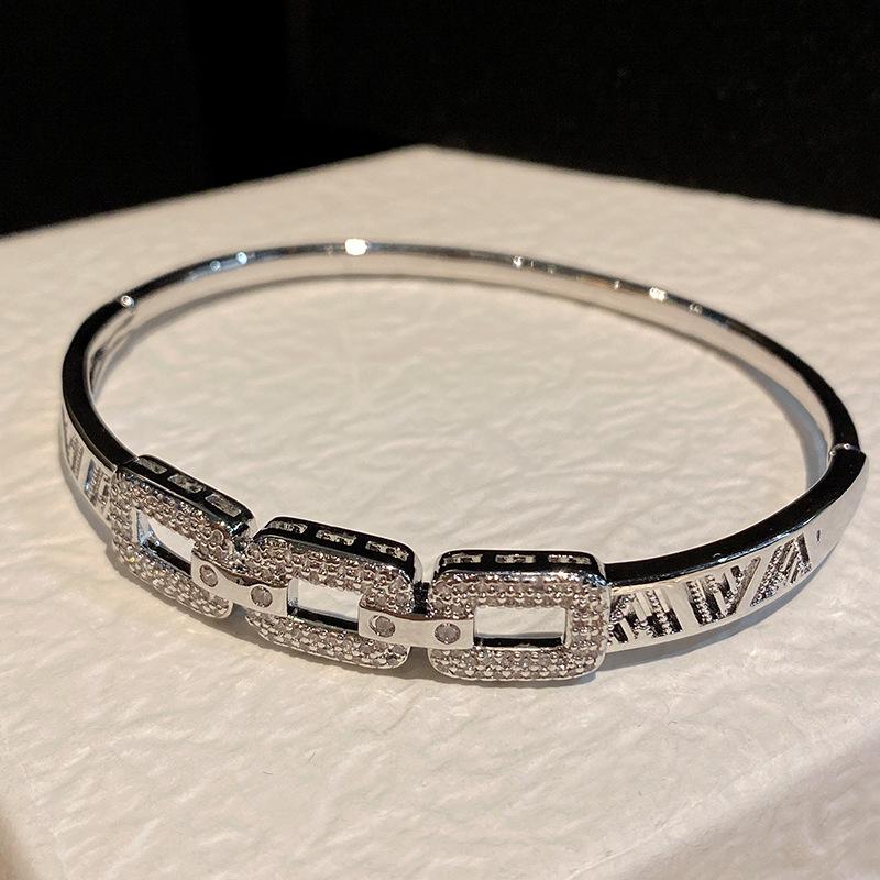 European and American women s bracelets, versatile metal bracelets, rhinestones, hollow opening bracelets, women срібний
European and American women s bracelets, versatile metal bracelets, rhinestones, hollow opening bracelets, women срібний