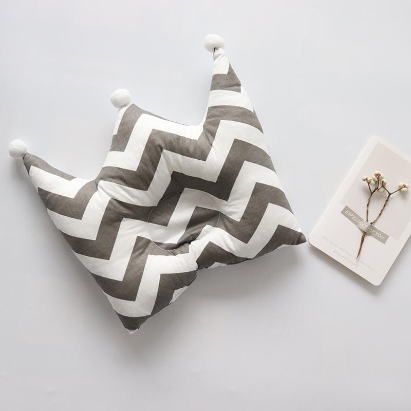 Дитяча подушка проти плоскої голови для новонароджених Nodic Baby Room Decoration Cute Crown Kids Pillow Подушка для ліжечка Аксесуар для дитячої постільної білизни
Дитяча подушка проти плоскої голови для новонароджених Nodic Baby Room Decoration Cute Crown Kids Pillow Подушка для ліжечка Аксесуар для дитячої постільної білизни