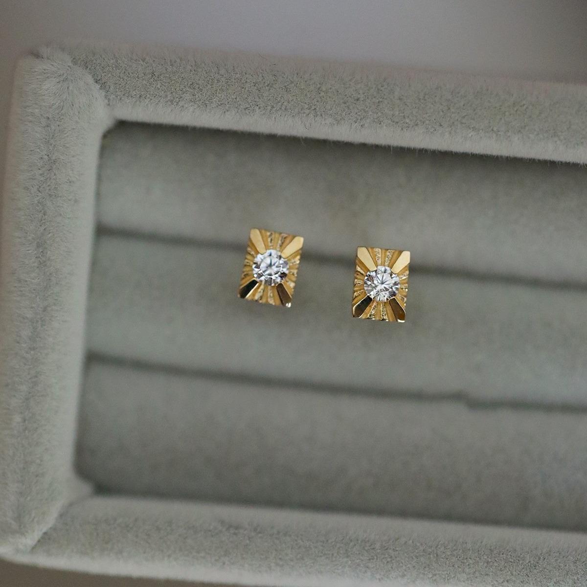 925 Sterling Silver Plating 14K Gold Exquisite Mini Geometric Zircon Earrings for Women Korean Simple Party Jewelry Accesso Gold
925 Sterling Silver Plating 14K Gold Exquisite Mini Geometric Zircon Earrings for Women Korean Simple Party Jewelry Accesso Gold