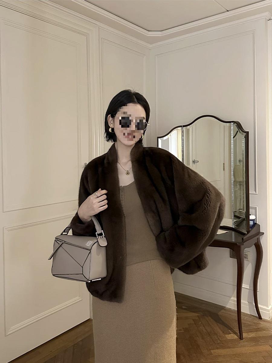 Женское пальто из искусственного меха с рукавами «летучая мышь», модное в 2025 году: Плотный, Теплый и Стильный для Осени/Зимы L темно-коричневого
Женское пальто из искусственного меха с рукавами «летучая мышь», модное в 2025 году: Плотный, Теплый и Стильный для Осени/Зимы L темно-коричневого