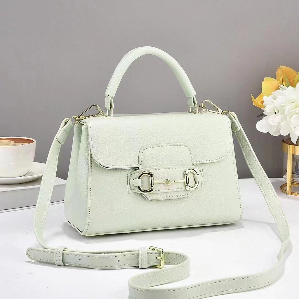 Trendy Black Soft Pu Handbag With Pillow Shape And Snake Pattern Ideal For Everyday Fashion
Trendy Black Soft Pu Handbag With Pillow Shape And Snake Pattern Ideal For Everyday Fashion