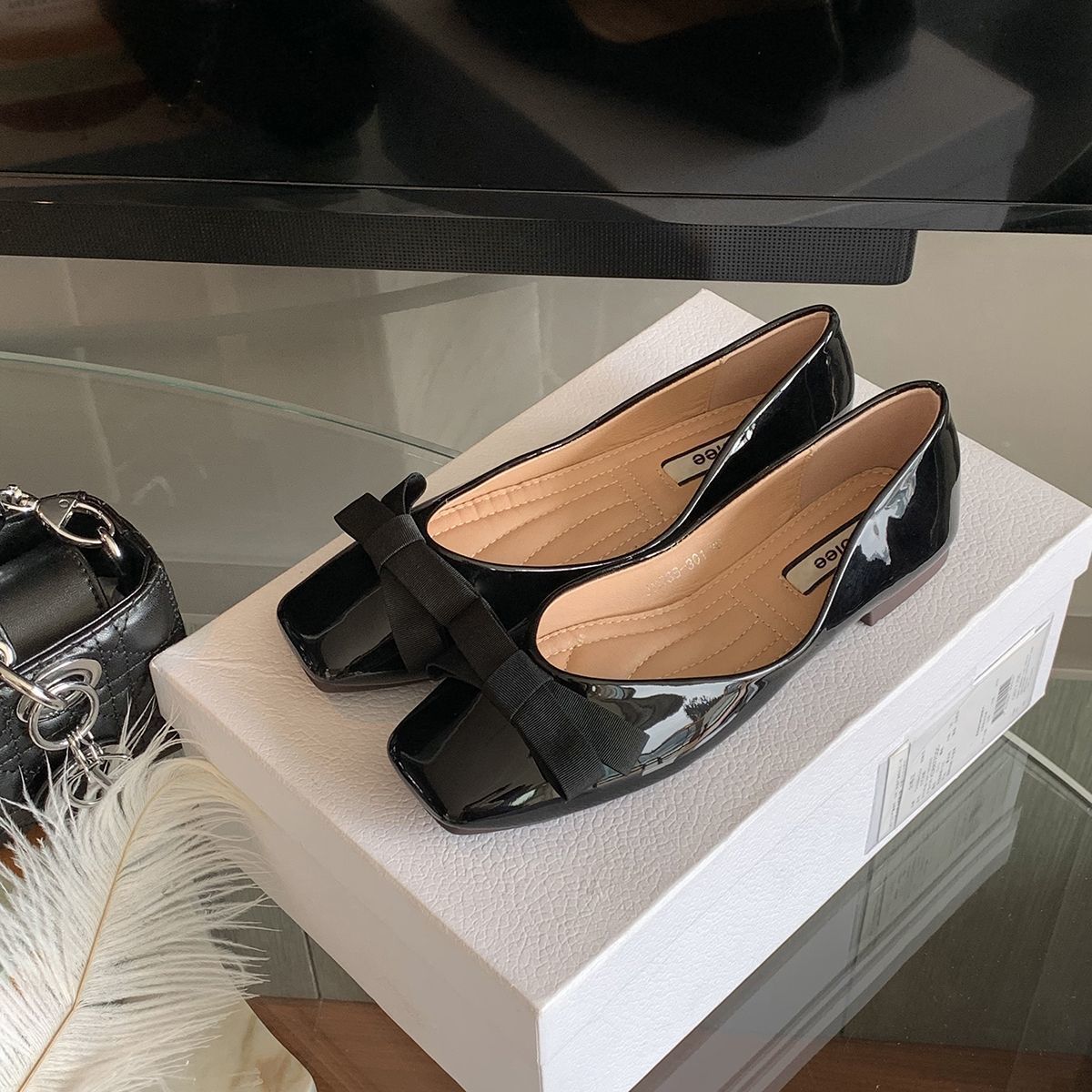 2025 new patent leather fairy wind flat bottom square head single shoes women s summer versatile bow shallow mouth Mary Jane women s shoes 34 чёрный
2025 new patent leather fairy wind flat bottom square head single shoes women s summer versatile bow shallow mouth Mary Jane women s shoes 34 чёрный