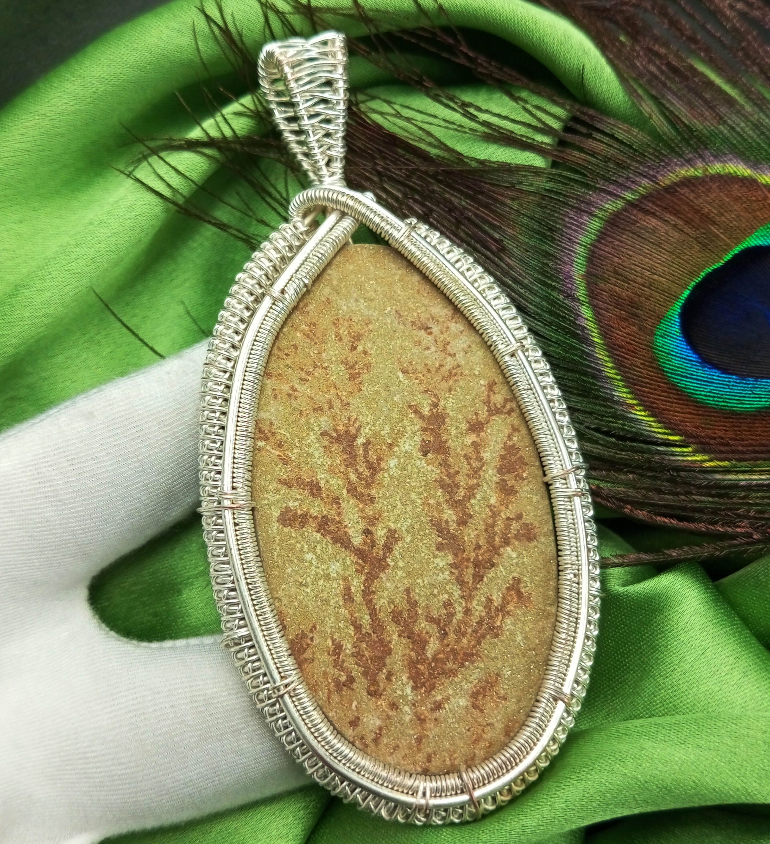 Psilomelane Druzy Gemstone Handade Посеребренная медная проволока Дизайнерская подвеска
Psilomelane Druzy Gemstone Handade Посеребренная медная проволока Дизайнерская подвеска