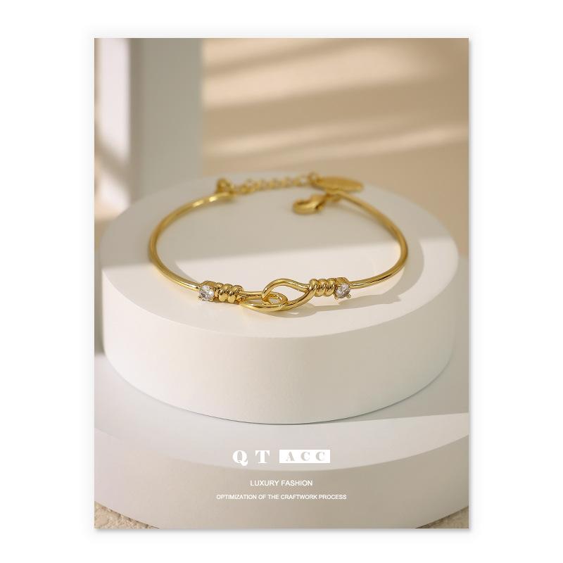 Настоящее золото 18 карат, латунное покрытие, европейский и американский персонализированный минималистичный дизайн с нишевой пряжкой из циркона с микроинкрустацией
Настоящее золото 18 карат, латунное покрытие, европейский и американский персонализированный минималистичный дизайн с нишевой пряжкой из циркона с микроинкрустацией