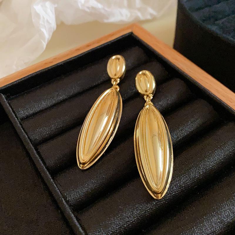 Silver Needle Water Drop Metal Stud Earrings - Cold Style, Niche Fashion, Versatile, Elegant, Light Luxury, High-End Earrings
Silver Needle Water Drop Metal Stud Earrings - Cold Style, Niche Fashion, Versatile, Elegant, Light Luxury, High-End Earrings