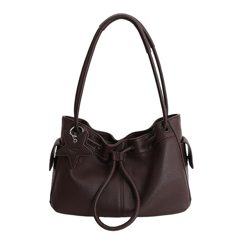 Drawstring Pleated Shoulder Bag For Spring 2026 New Korean Niche High-value Simple Strap With Casual Style And Underarm Handbag коричневий
Drawstring Pleated Shoulder Bag For Spring 2026 New Korean Niche High-value Simple Strap With Casual Style And Underarm Handbag коричневий