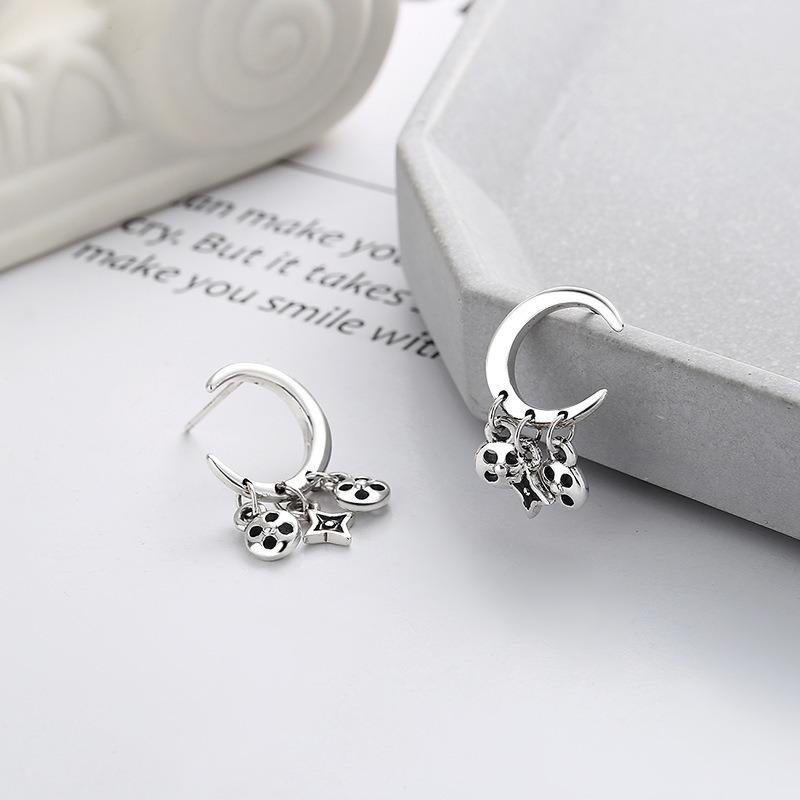 Серебряные серьги неправильного узора с кисточками в форме буквы C
Серебряные серьги неправильного узора с кисточками в форме буквы C