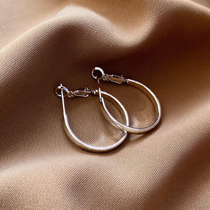 Fashion Glossy Chunky Hoop Earrings Women Gold Plated Thick Texture Geometric Circle Earrings Metal-Finish Jewelry Gifts 1 Pair
Fashion Glossy Chunky Hoop Earrings Women Gold Plated Thick Texture Geometric Circle Earrings Metal-Finish Jewelry Gifts 1 Pair