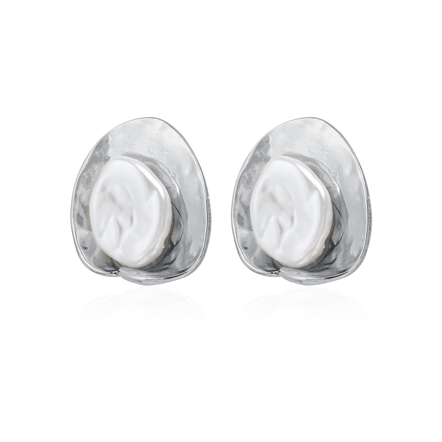 European and American jewelry French retro metal inlaid fritillary stud earrings for women, niche design irregular earrings
European and American jewelry French retro metal inlaid fritillary stud earrings for women, niche design irregular earrings