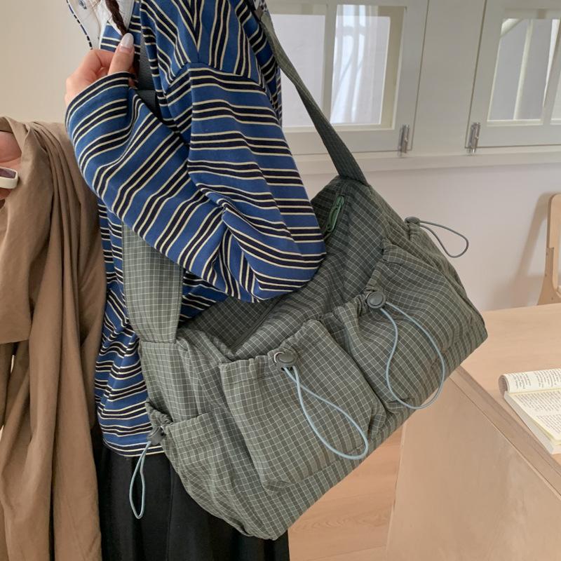 Women Crossbody Bags 2026 New Plaid Tote Shoulder Bag Large Capacity Lightweight Drawstring Foldable Texture Simple Pillow Bag
Women Crossbody Bags 2026 New Plaid Tote Shoulder Bag Large Capacity Lightweight Drawstring Foldable Texture Simple Pillow Bag