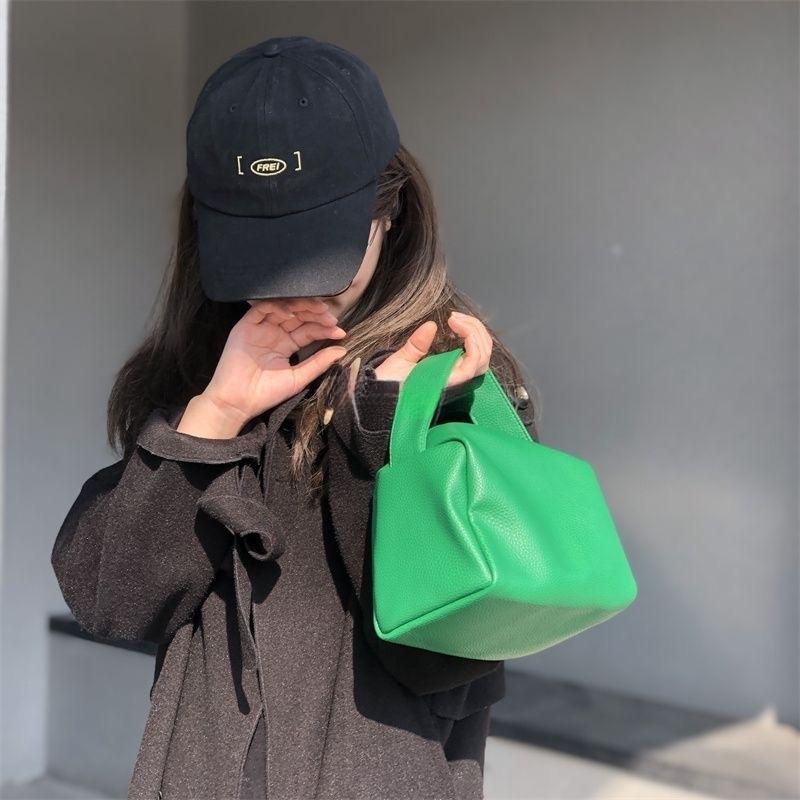 Korean Style Tofu Bag: Cute Square Crossbody, Litchi Texture & Gold Chain. Trendy Mini Orange Purse for Women. зелёный
Korean Style Tofu Bag: Cute Square Crossbody, Litchi Texture & Gold Chain. Trendy Mini Orange Purse for Women. зелёный
