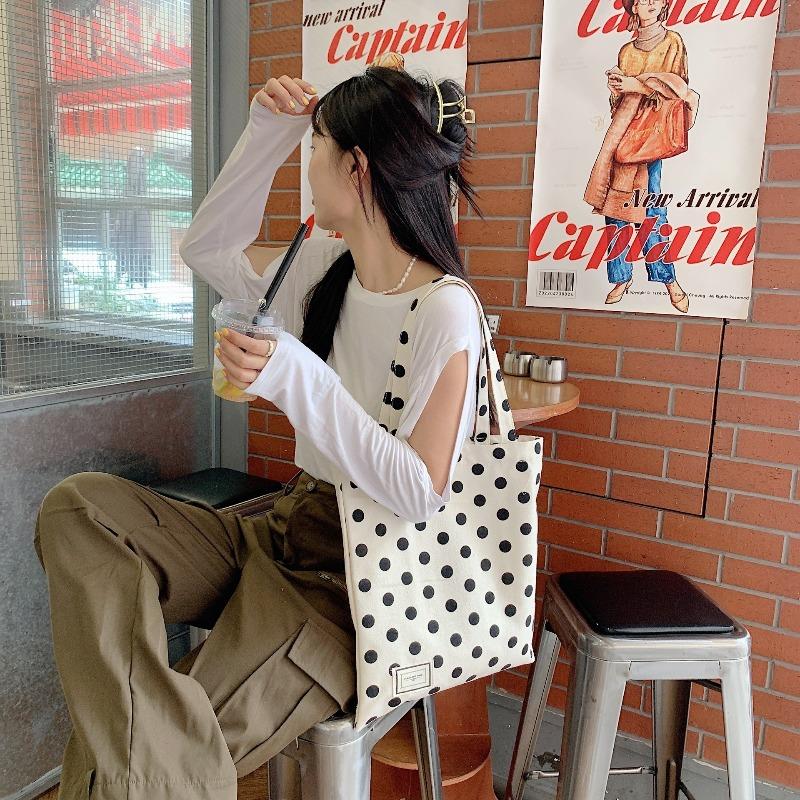 22 Storm Point Shoulder Handbag Hand Carry Canvas Bag Women s Mobile Phone Bento Bag Large Capacity Tote Bag
22 Storm Point Shoulder Handbag Hand Carry Canvas Bag Women s Mobile Phone Bento Bag Large Capacity Tote Bag