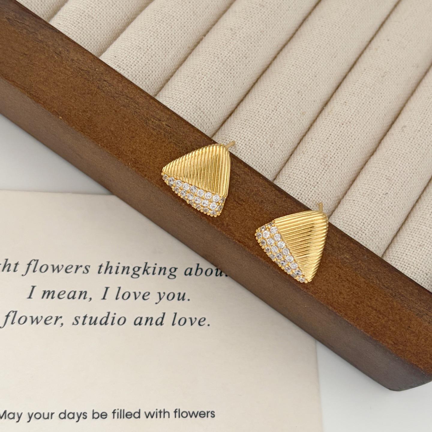 Niche Striped Crystal Triangle Stud Earrings: Stylish, Elegant, Everyday Versatile золотий
Niche Striped Crystal Triangle Stud Earrings: Stylish, Elegant, Everyday Versatile золотий