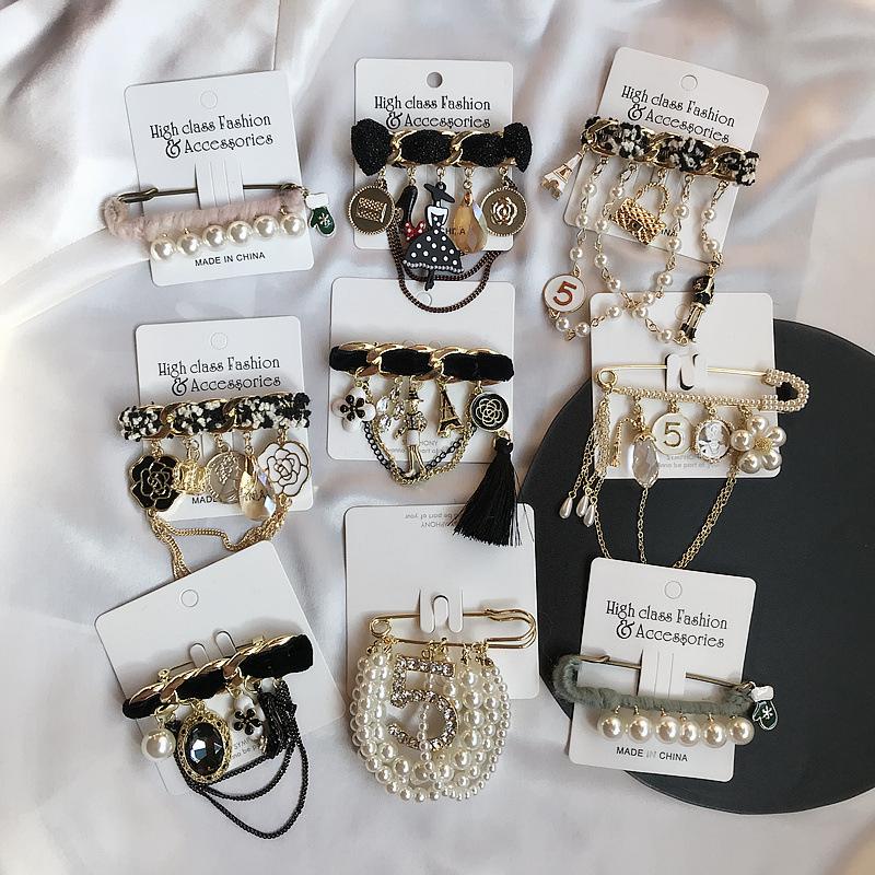 Korean Style Fashion Pearl Crystal Classic Badges For Women Elegant Tassel Chains Brooches Pins Vintage Lady Party Banquet Pin
Korean Style Fashion Pearl Crystal Classic Badges For Women Elegant Tassel Chains Brooches Pins Vintage Lady Party Banquet Pin