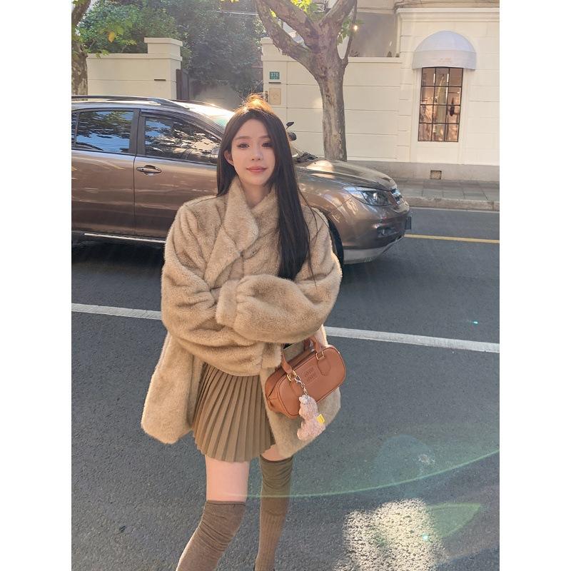 Solo burst high-end imitation fur jacket women s 2024 winter new loose thickened environmentally friendly wool short top S лате
Solo burst high-end imitation fur jacket women s 2024 winter new loose thickened environmentally friendly wool short top S лате