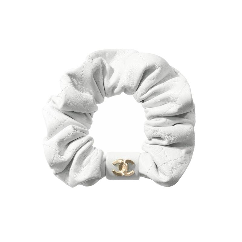 CHANEL Lambskin solid color decoration lambskin metal large intestine hair ring women s white білий
CHANEL Lambskin solid color decoration lambskin metal large intestine hair ring women s white білий