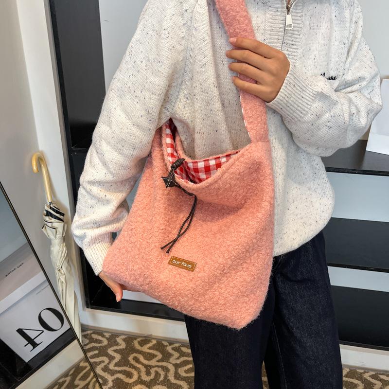 Gentle milk powder color wool bag fashionable shoulder messenger bag new plush double-sided bag premium bucket bag 26*11*32 розовый
Gentle milk powder color wool bag fashionable shoulder messenger bag new plush double-sided bag premium bucket bag 26*11*32 розовый