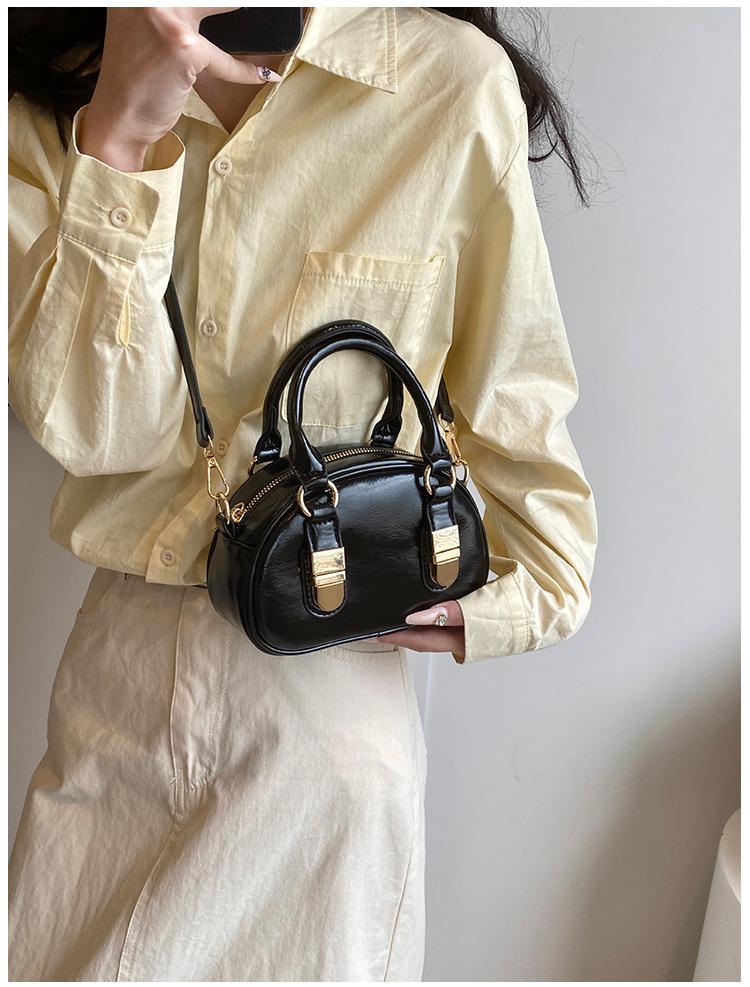 New Silver Bowling Ball Bag Versatile Commuter Shoulder Bag Sweet Cool Girl Style Cross-Body Bag Mini Handbag Bost Bag Mini(Max Length<20cm) чорний
New Silver Bowling Ball Bag Versatile Commuter Shoulder Bag Sweet Cool Girl Style Cross-Body Bag Mini Handbag Bost Bag Mini(Max Length<20cm) чорний