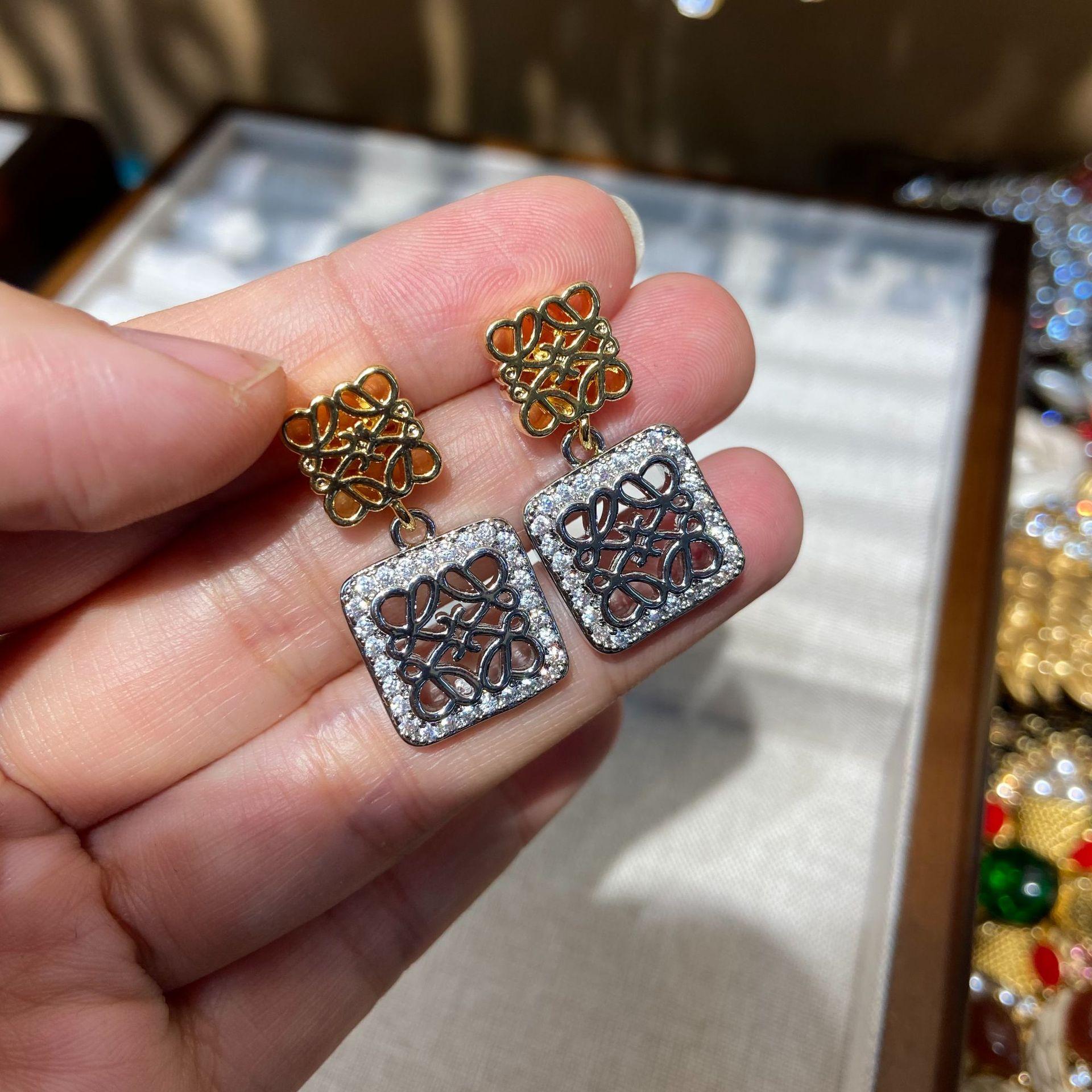 Wran Luojia Square Earrings Retro Cold Style Personalized Fashion Earrings Versatile Light Luxury High-End Earrings
Wran Luojia Square Earrings Retro Cold Style Personalized Fashion Earrings Versatile Light Luxury High-End Earrings