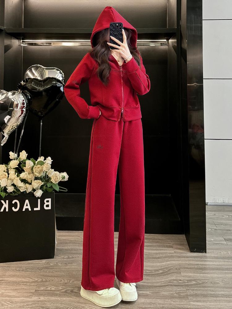 Women s Red Casual Sportswear Set - Spring 2026: Age-Defying Short Jacket & Wide-Leg Pants Two-Piece Set S красный
Women s Red Casual Sportswear Set - Spring 2026: Age-Defying Short Jacket & Wide-Leg Pants Two-Piece Set S красный