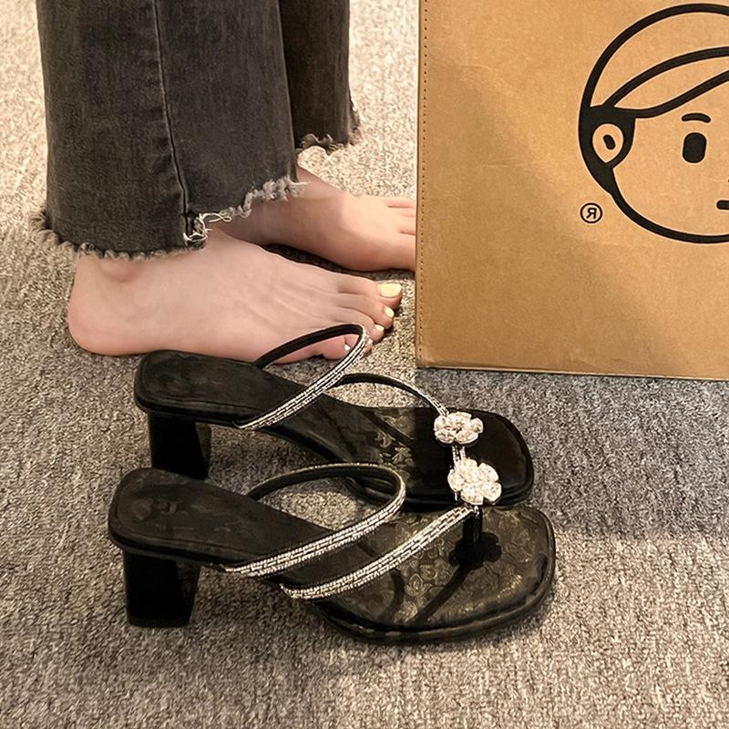 С юбкой тапочки женская летняя одежда 2025 новые летние стразы классные тапочки французские толстые каблуки красивые босоножки на высоком каблуке 40 чёрный
С юбкой тапочки женская летняя одежда 2025 новые летние стразы классные тапочки французские толстые каблуки красивые босоножки на высоком каблуке 40 чёрный