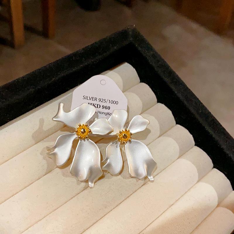 Silver Needle Medieval Flower Earrings New Year s Simple Design Earrings Niche Sweet Temperament Earrings
Silver Needle Medieval Flower Earrings New Year s Simple Design Earrings Niche Sweet Temperament Earrings