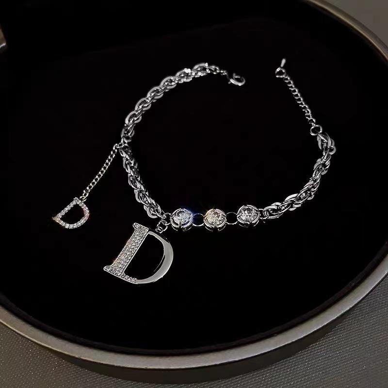 New Design Sense Micro Setting Zircon D Letter Pendant Charm Bracelet Classic Jewelry For Woman or Man‘s Exquisite Accessories
New Design Sense Micro Setting Zircon D Letter Pendant Charm Bracelet Classic Jewelry For Woman or Man‘s Exquisite Accessories