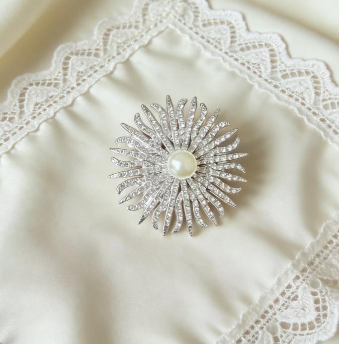 Fashion Metal Sun Flower Pearl Brooches For Women Clothing Coat Badges Jewelry Accessries Gifts срібний
Fashion Metal Sun Flower Pearl Brooches For Women Clothing Coat Badges Jewelry Accessries Gifts срібний