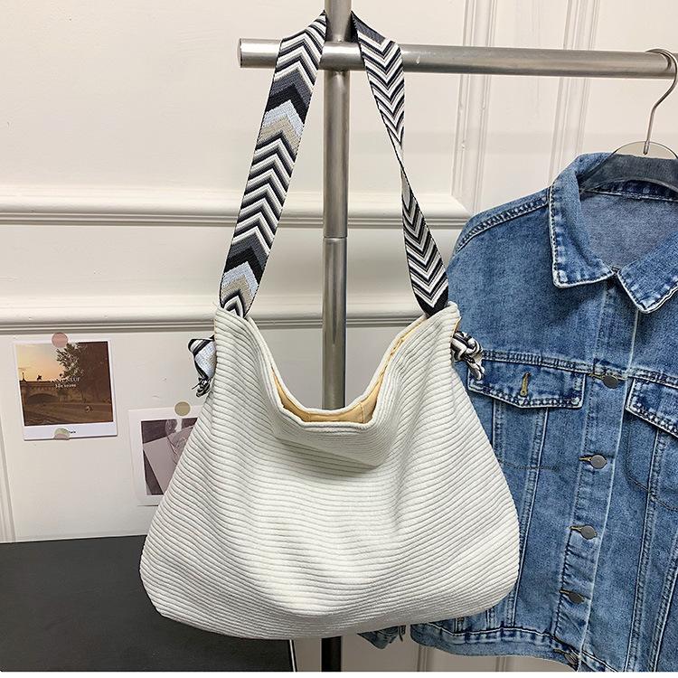 Большая вместительная тканевая женская сумка осенняя женская портативная сумка-тоут модная городская простая сумка через плечо для通勤 простая и универсальная белый
Большая вместительная тканевая женская сумка осенняя женская портативная сумка-тоут модная городская простая сумка через плечо для通勤 простая и универсальная белый