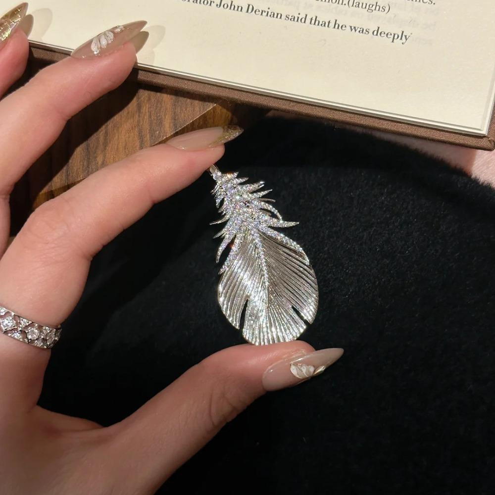 Elegant Vintage Gold Feather Necklace Two Way Brooch Pendant Collarbone Chain Micro Inlaid Zircon Women Jewelry Gift
Elegant Vintage Gold Feather Necklace Two Way Brooch Pendant Collarbone Chain Micro Inlaid Zircon Women Jewelry Gift
