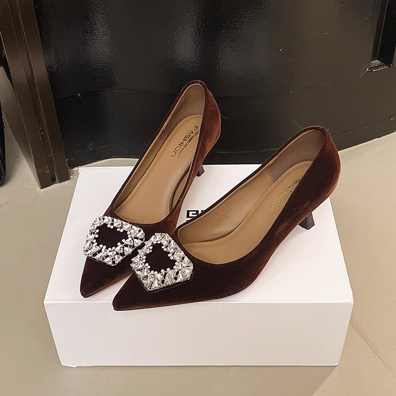 Корейская версия модных женских туфель на высоком каблуке, женские туфли-стилет 2025 осень, новые универсальные замшевые туфли с острым носком и стразами, черные, коричневые 40 коричневый