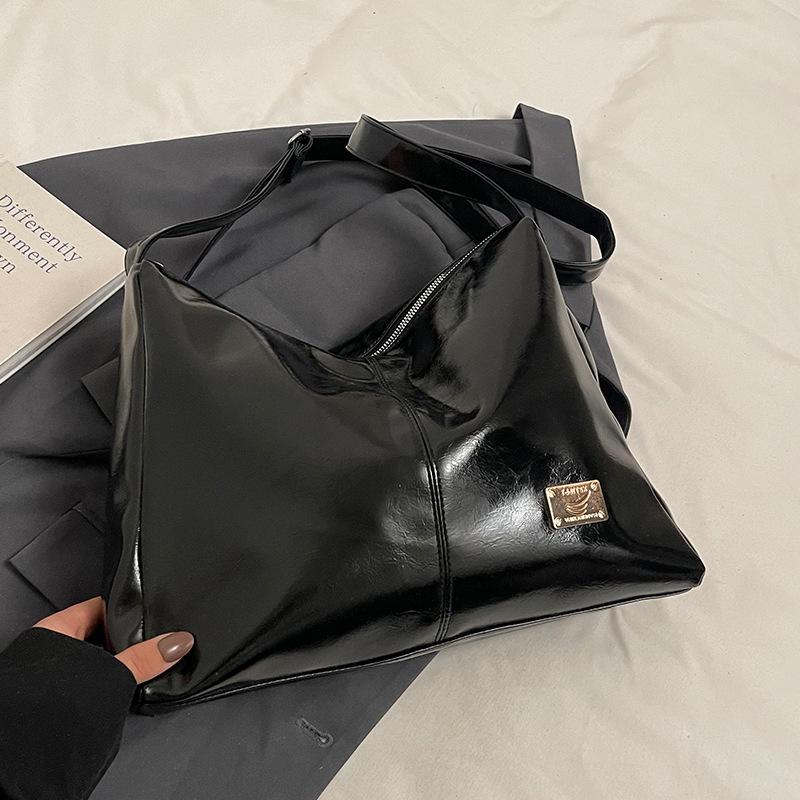 Простая сумка через плечо большой вместимости для женщин, новая модная и крутая универсальная повседневная спортивная контрастная сумка через плечо
Простая сумка через плечо большой вместимости для женщин, новая модная и крутая универсальная повседневная спортивная контрастная сумка через плечо