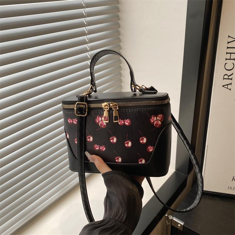 Маленькая квадратная сумка с принтом вишни, ПУ сумка через плечо, Женская модная сумка кроссбоди, Девичья милая сумочка, Высококлассная сумка для поездок чёрный
Маленькая квадратная сумка с принтом вишни, ПУ сумка через плечо, Женская модная сумка кроссбоди, Девичья милая сумочка, Высококлассная сумка для поездок чёрный