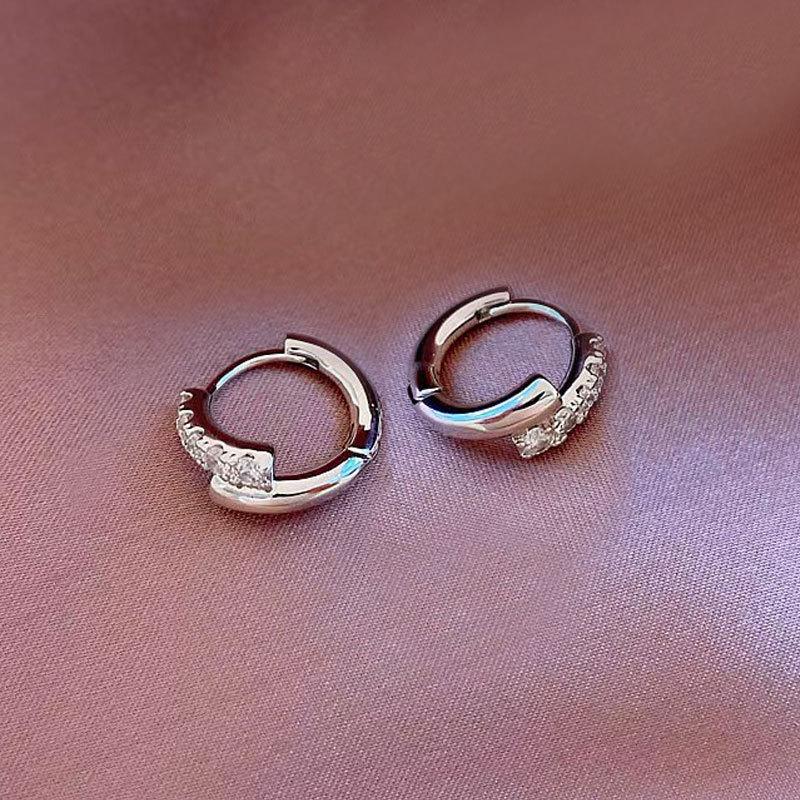 Изысканные циркониевые минималистичные каффы и серьги-кольца в стиле легкой роскоши - Модные, универсальные женские серьги в холодном стиле
Изысканные циркониевые минималистичные каффы и серьги-кольца в стиле легкой роскоши - Модные, универсальные женские серьги в холодном стиле